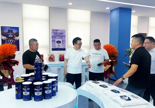 郑州仲和餐饮治理有限公司行政总厨秦广民一行三人，莅临郑州马吉尔食品工业园区调查互换！