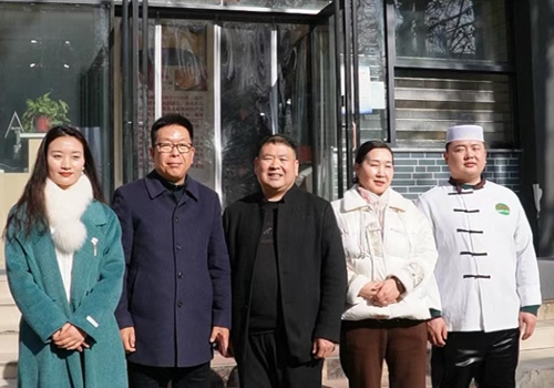 郑州马吉尔食品有限公司董事长马董与河南省豫菜文化钻研会胡辣汤专业委员会一行，共同走进传承老味路的膳寿福胡辣汤！